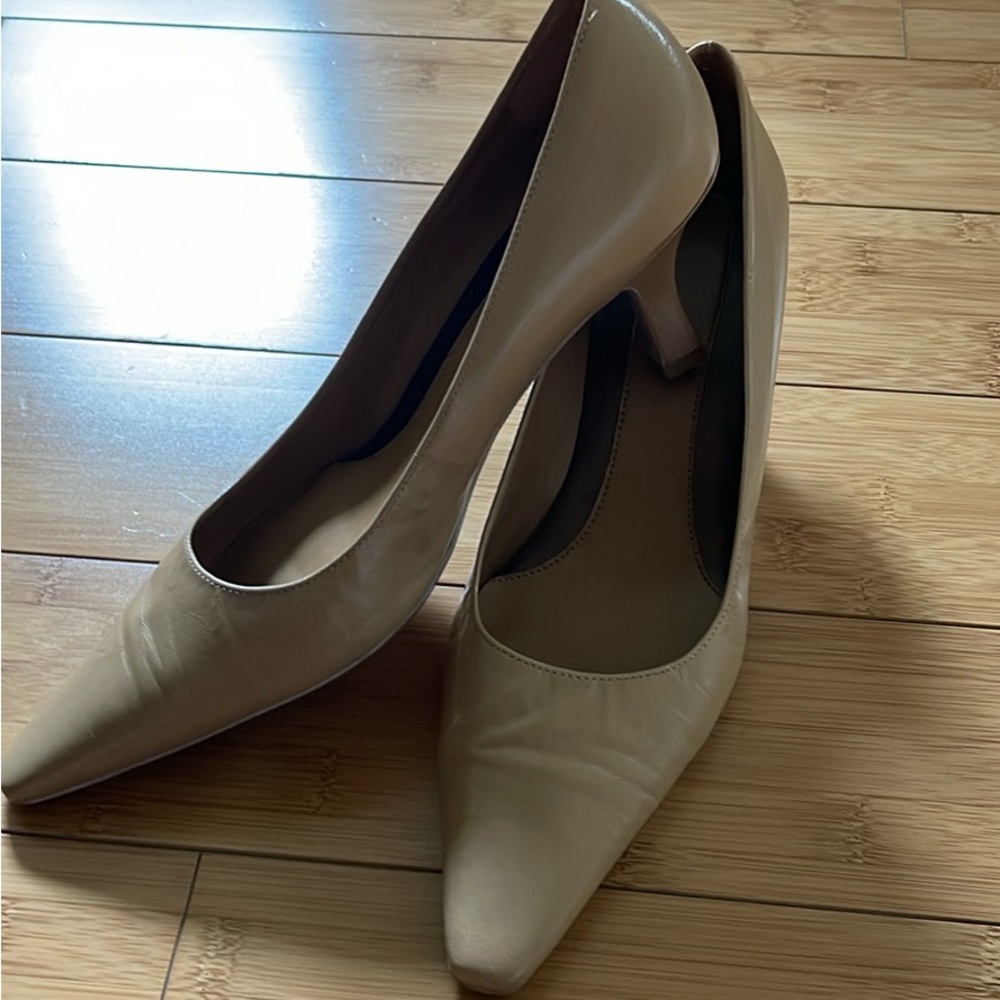 AUTHENTIC " MICHELLE D. " WOMEN'S  FROST LE GENUINE LEATHER HIGH HEELS 7 M